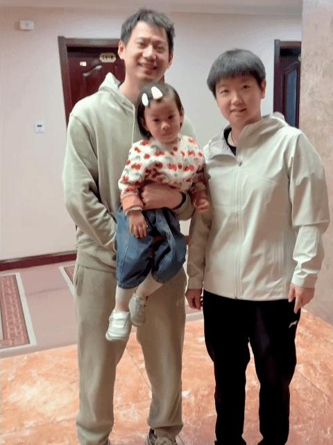 谁不想和莎莎合影呢？[笑哭]
合了影还要喜滋滋地晒出来让人羡慕。
这不，前乒乓国