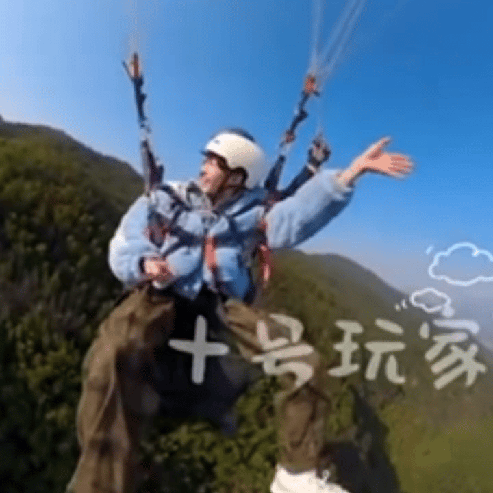 穿蓝色衣服招手的那个男孩 