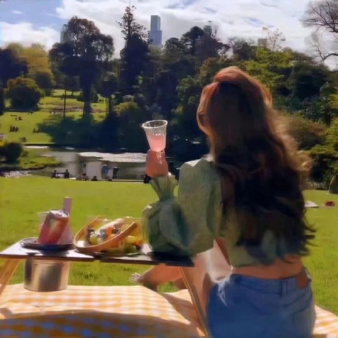 人挣钱的目的，是为了远离人群，而不是合群。你看高档小区，永远安安静静，低档小区，