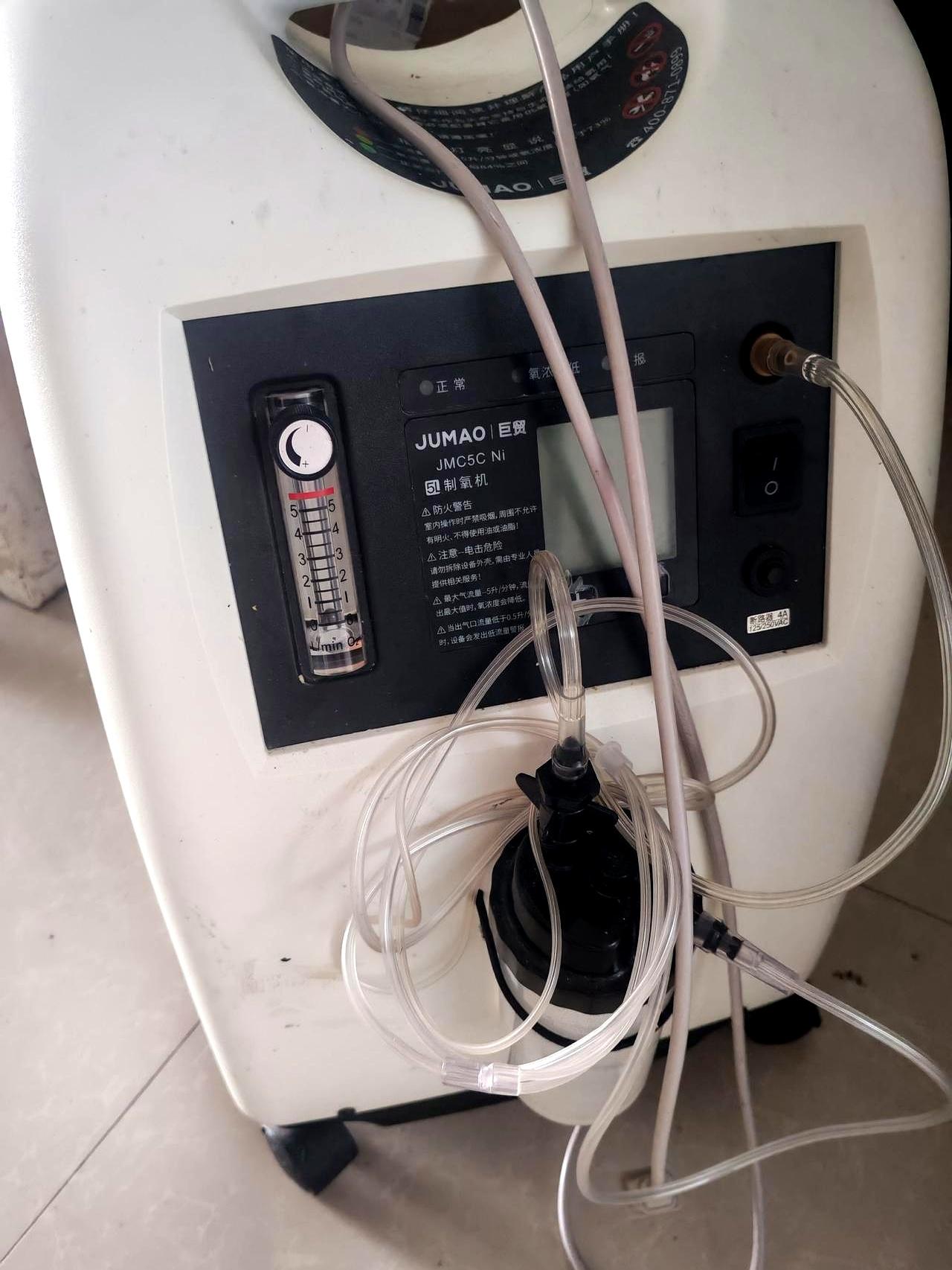 想象一下，每天24小时被困在几十平米的房子里，左手边是老公续命的制氧机，右手边是