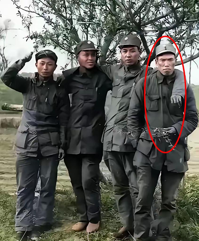 下图是梁兴初与战友们的合影，照片中的梁兴初一脸杀气，这种杀气是多年战场厮杀历练出
