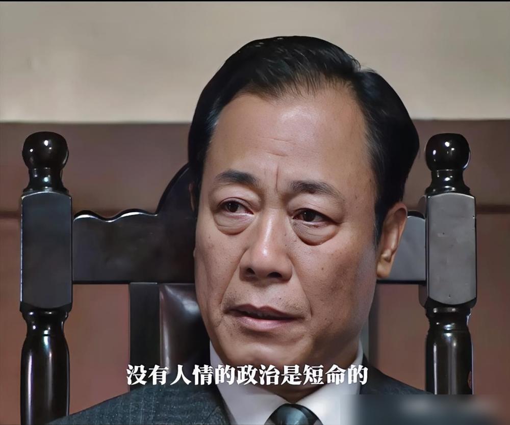 别被吴敬中的“老糊涂”骗了。
他研究了十五年领袖意志，最后只悟透一张底牌：人不