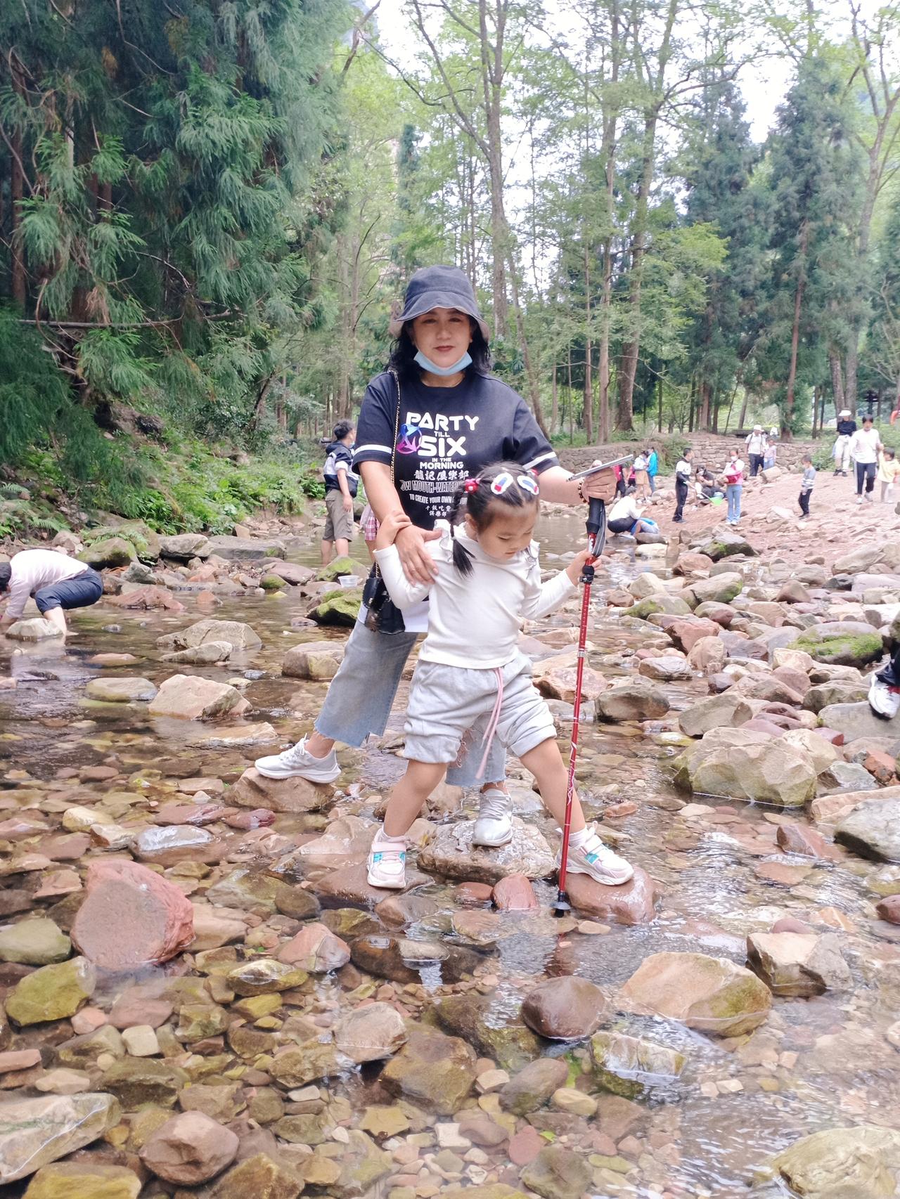 《妈妈》
岁月走得再远
总有一份牵挂，绕在身边
我走得再久
回头时，总看见她期盼