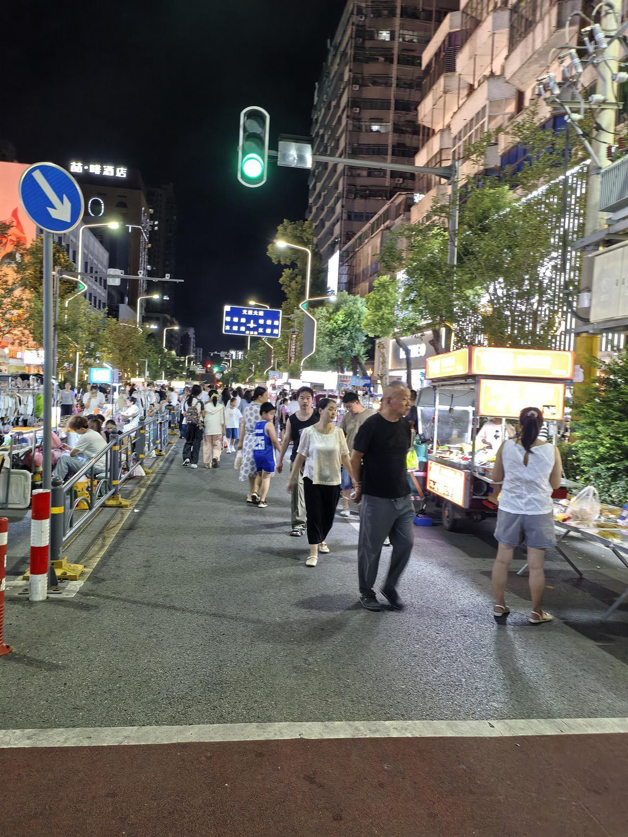 鄂州市南浦路晚上好热闹！
2026年8月24日拍摄鄂州市南浦路