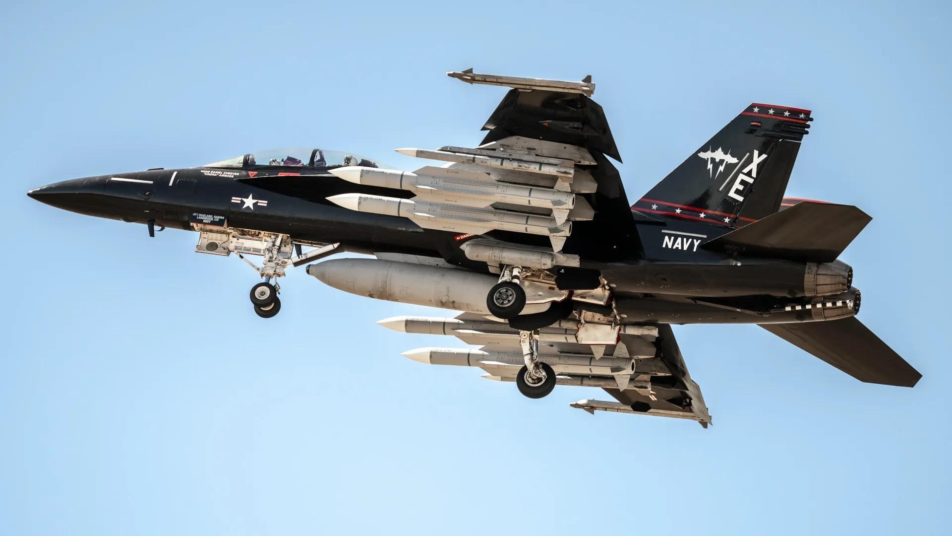 随着美帝VX-9“吸血鬼”中队的F/A-18F携多枚CATM-174B（Aim-
