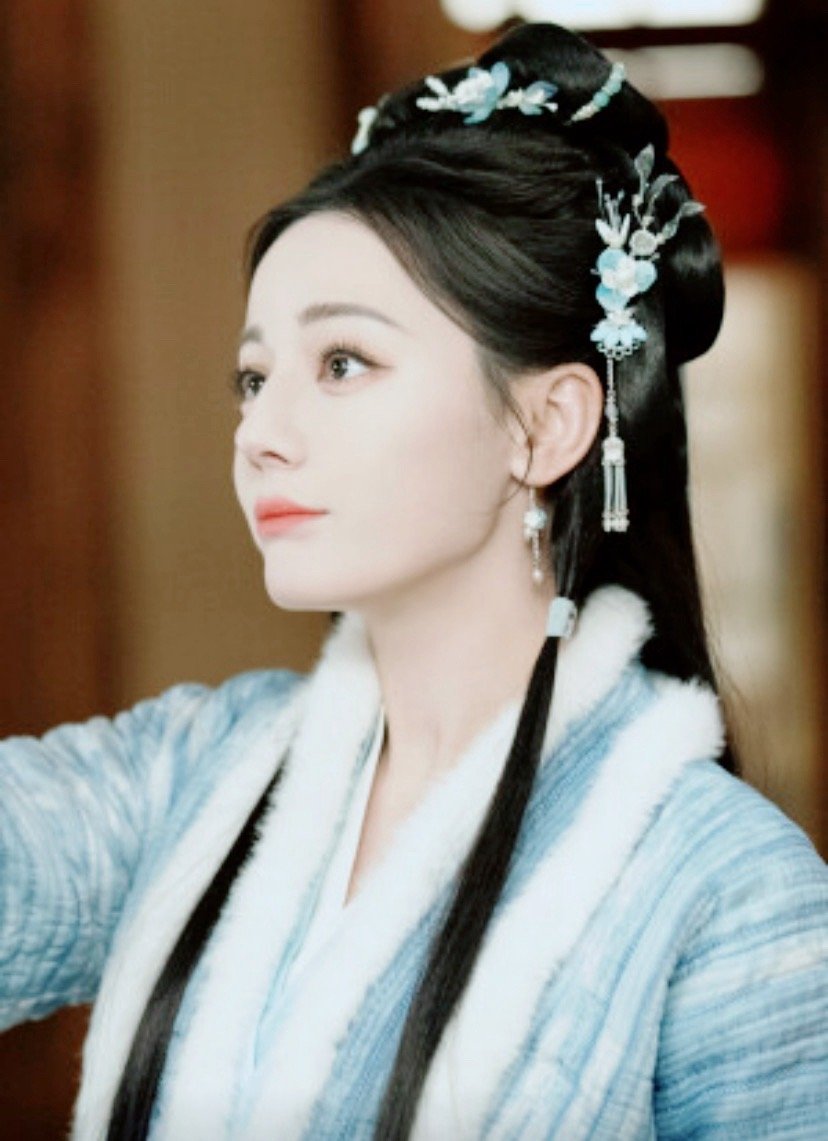 爆光啦！迪丽热巴也闯进好凉赛道了！《白日提灯》红衣鬼王贺思慕，一句“啊好凉”反差