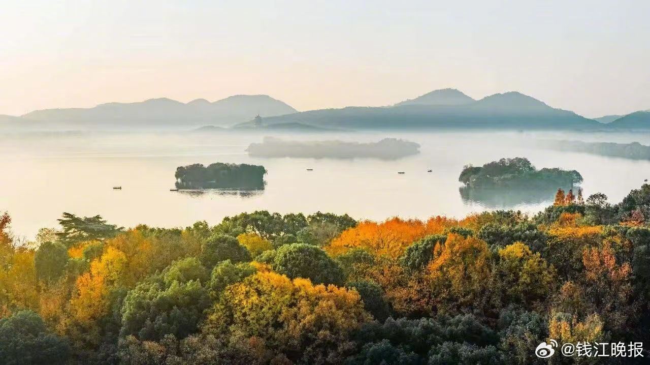 【#国庆西湖景区总客流426.4万#】今天（10月7日）下午，西湖风景名胜区管委