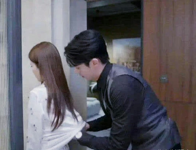 时宴给郑书意扣内衣，情侣还叫爸爸