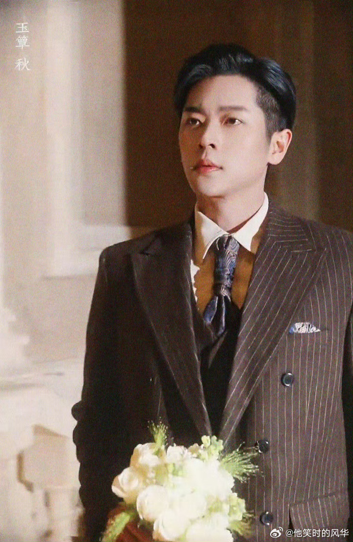 丞磊徐若晗捧花转场 从捧花到带感转场，眼神里藏着“找到猎物”的占有欲，威胁别逃+