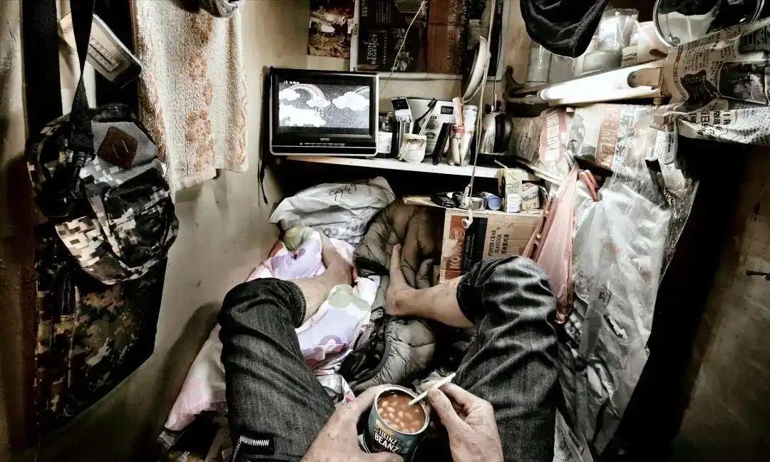 香港穷人住的“棺材屋”有多挤，厕所厨房是一体，睡觉翻身都费劲，好窒息的空间！ ​