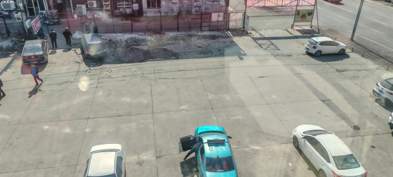 我发现了一个问题，我家楼下就是停车场，以前每天车都是满满的，今天我站在窗前往下一