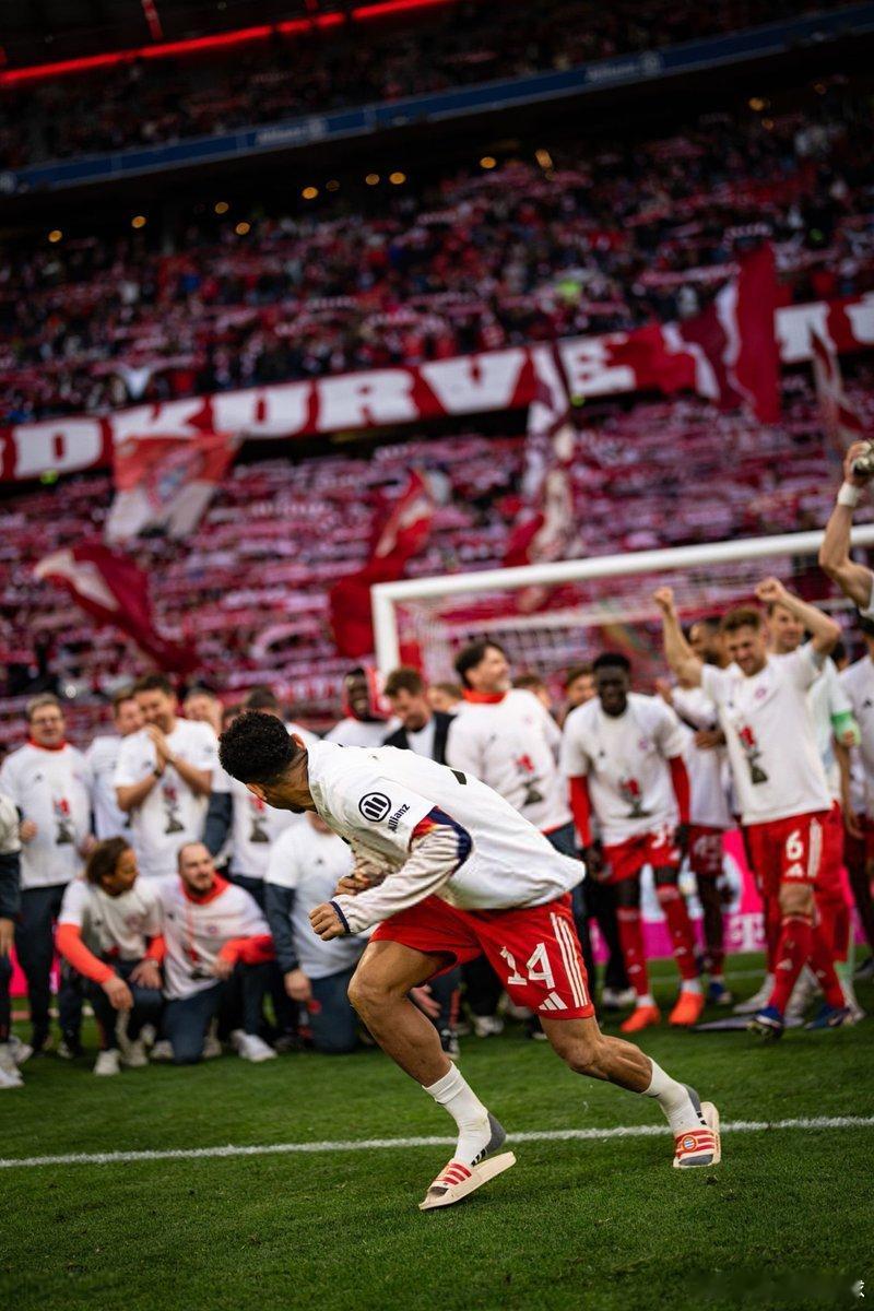 拜仁提前4轮夺冠Luis Diaz 