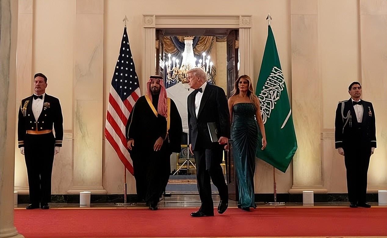 绿裙、万亿与质询：白宫晚宴背后的利益与人权博弈

白宫东厅的水晶灯亮得晃眼，祖母