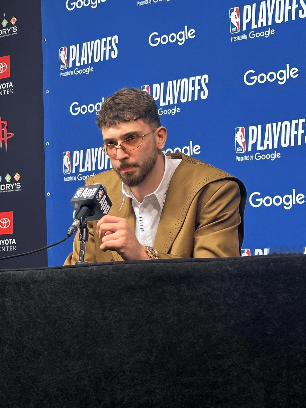 火箭队才赢一场就开始飘了，赛后各种胡言乱语。

今日火箭队主场115-96大胜湖