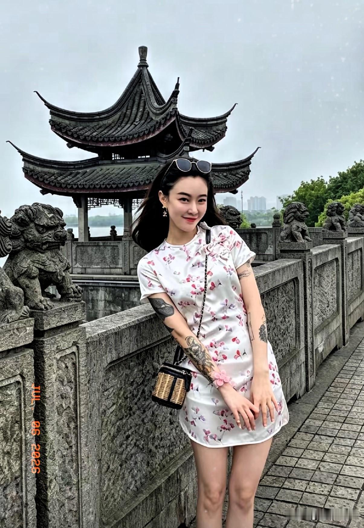 年轻人一定不要纹身，特别是女孩子👧我朋友的儿子在自然资源局上班，经人介绍和一个