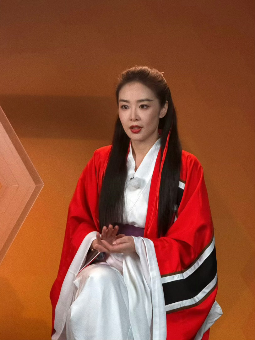 魏大勋把高叶撞飞了 魏大勋你是真的敢！把高叶撞飞那一幕把全场都吓到了，结果他趁大