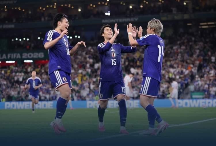 日本队这场4：0踢完突尼斯，有些东西真没法再假装看不见了。

第一，以前老说日本