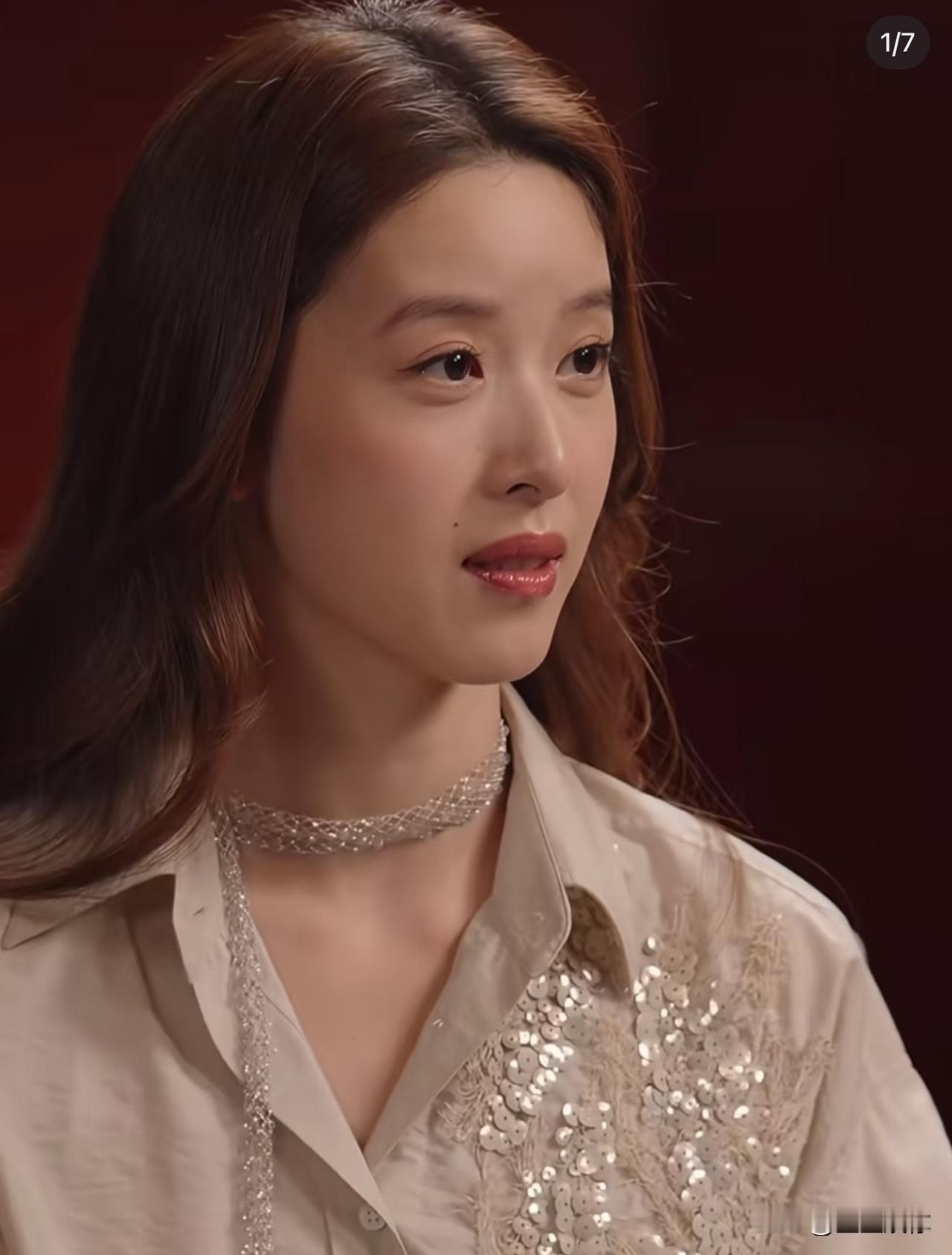 章泽天肉眼可见褪去少女感，颜值不复当年奶茶妹妹时期。以她的资源财力，医美微调完全