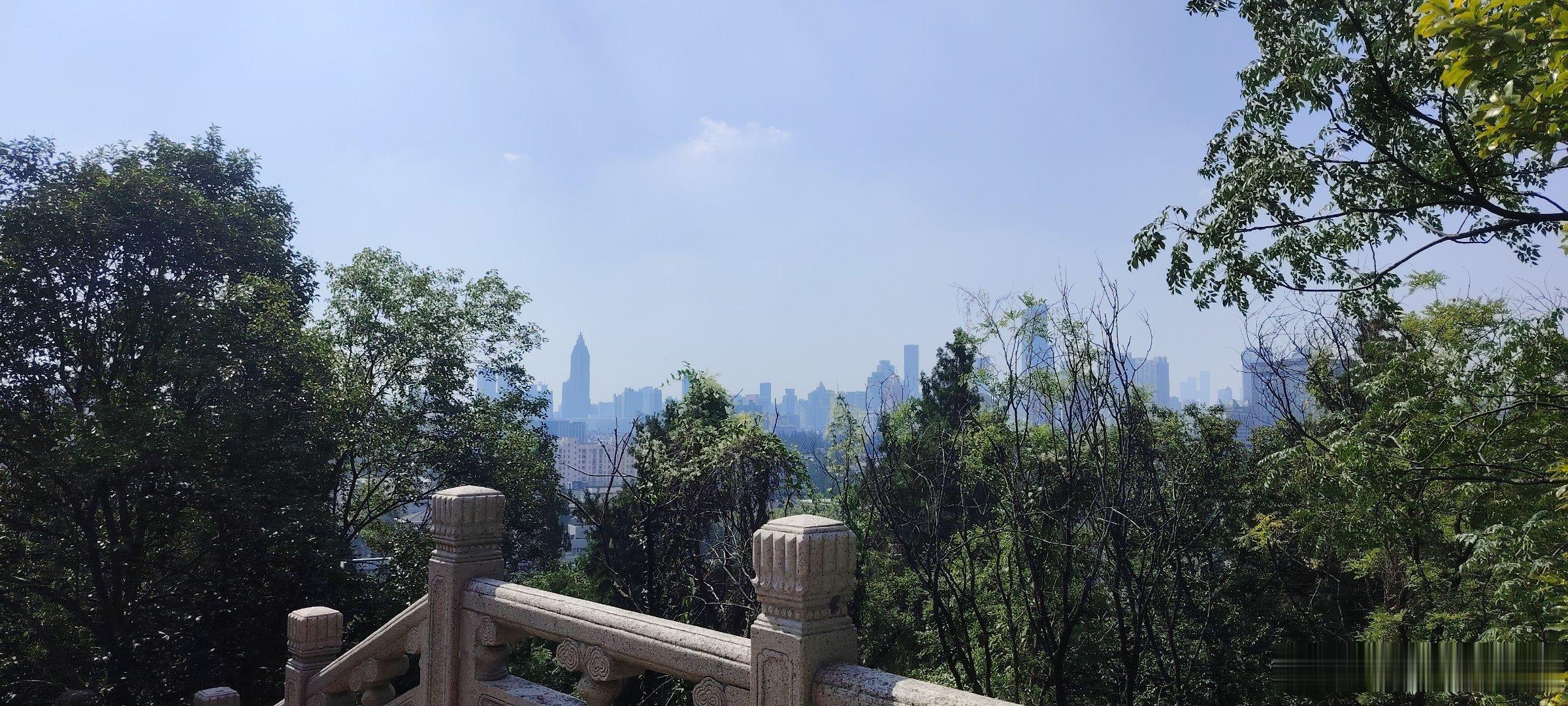 偶然发现九华山公园是个很适合散步和爬山的好地方，距离又很近，游客也少，能远眺玄武