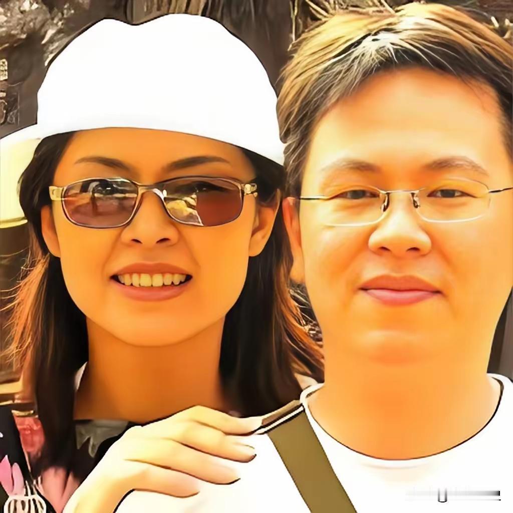 郑丽文，嫁给了台大学长，42岁才结婚，无子女。丈夫骆武昌中国文化大学副教授，两人