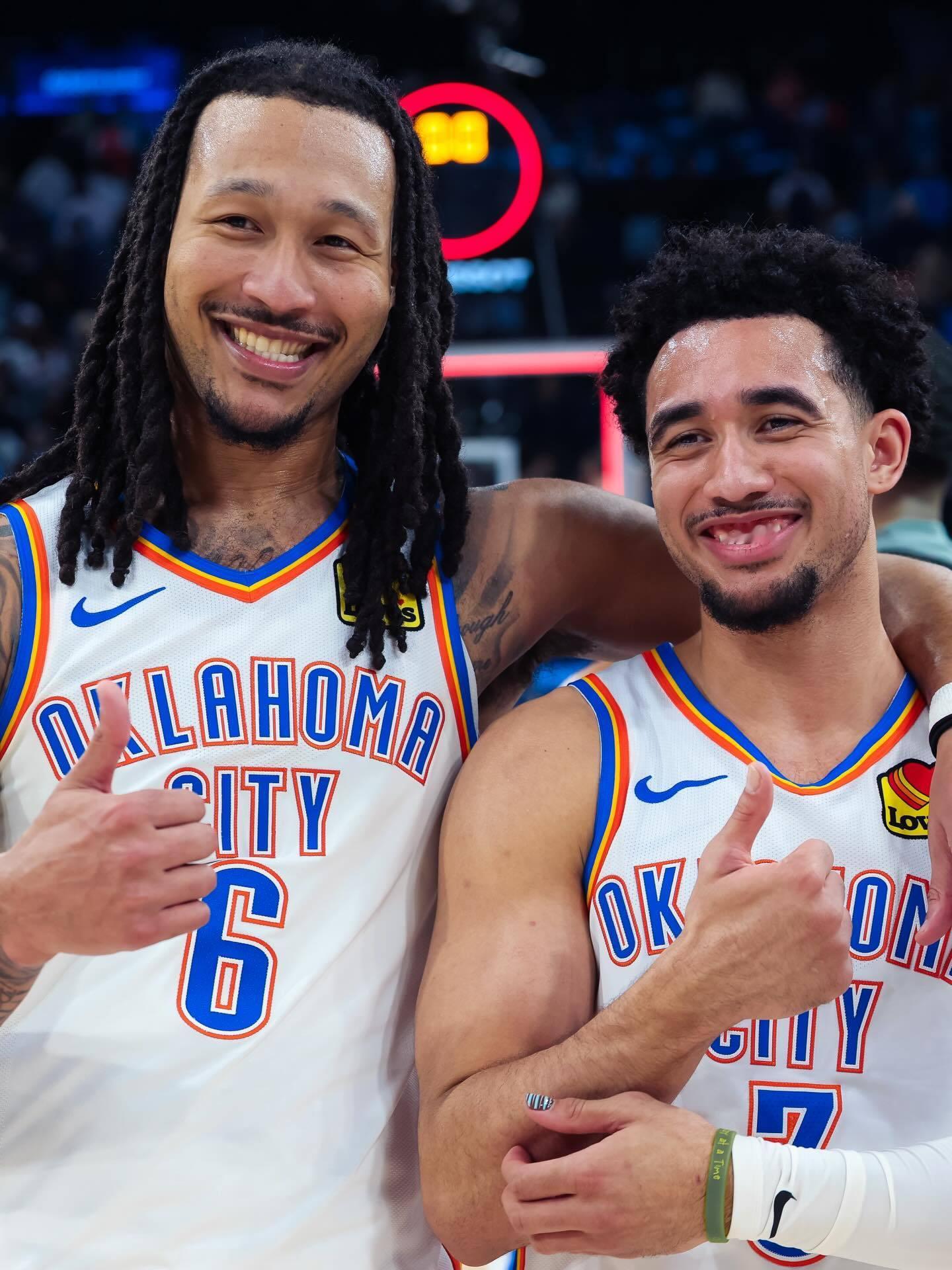 麦凯恩晒近照⚡雷霆连续三个赛季西部第一保罗发表情包嘲讽快船雷霆