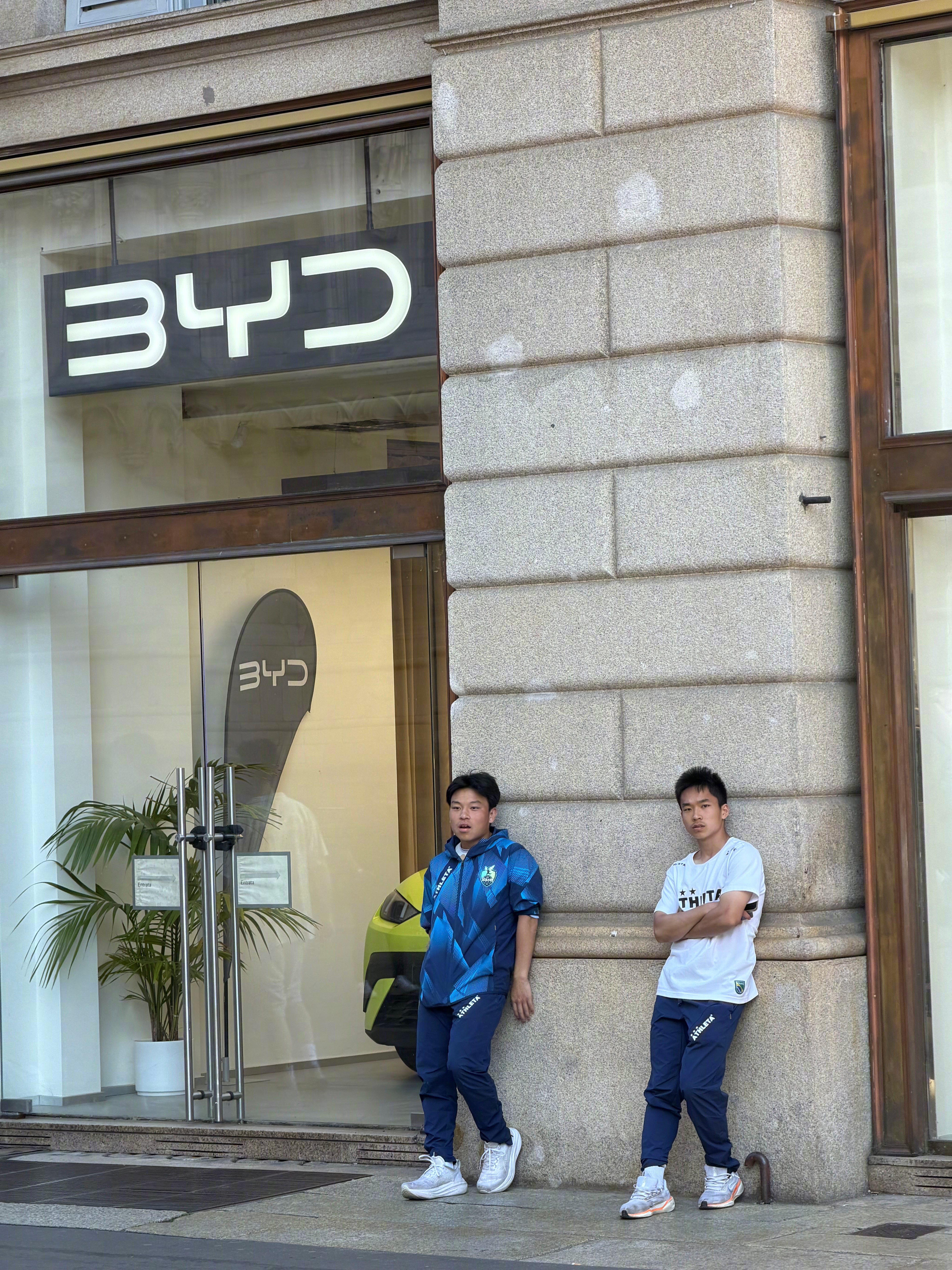 足球青年，一路向前！比亚迪 意大利·米兰duomo大教堂