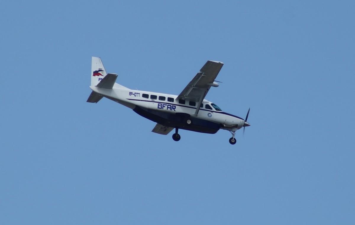 南部战区对外通报菲律宾多架小型飞机非法侵入黄岩岛领空事件，通报直接点出涉事机型，