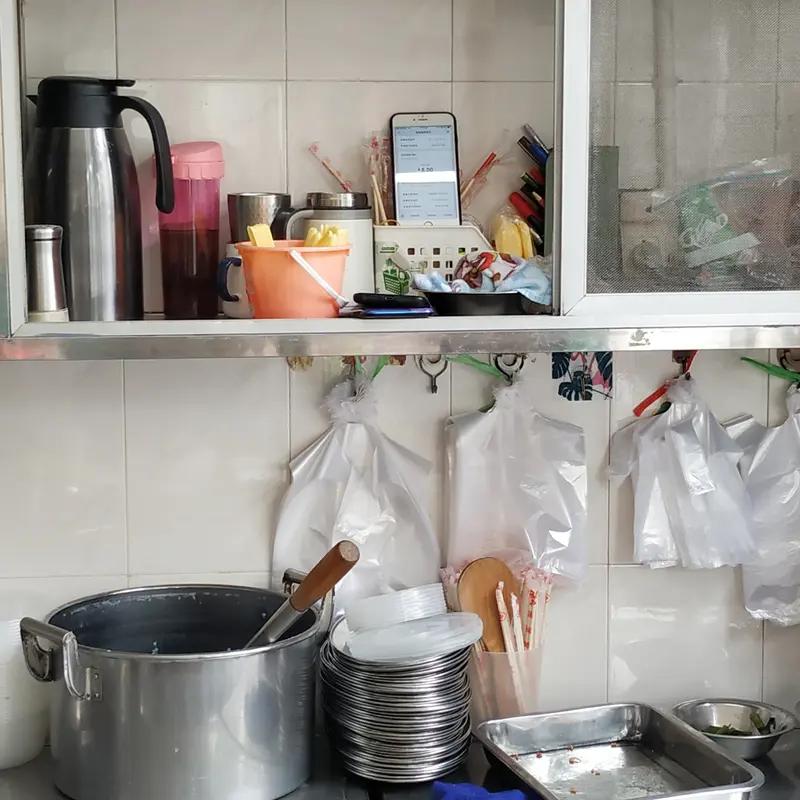 对当前食品安全，我只能说信心是有，但不多。就拿常见的外卖来说，有些小作坊环境那叫