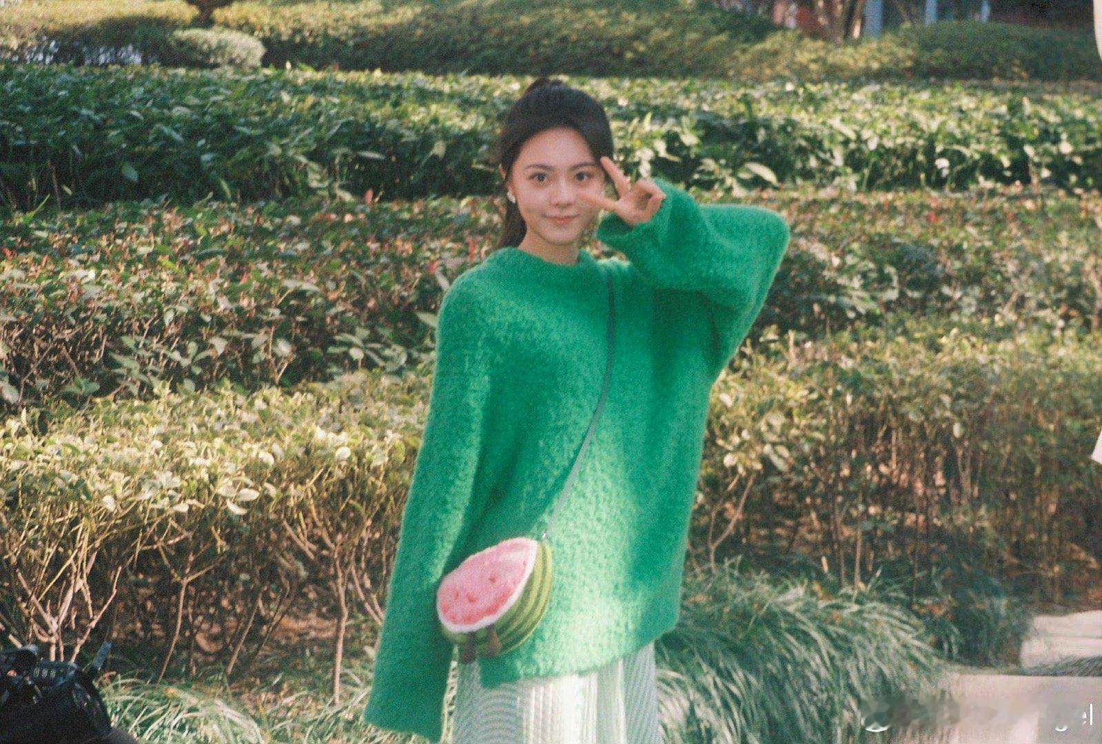 赵今麦晒聂曦光毕业时光 赵今麦镜头里的聂曦光，毕业照拍出了故事感。那一瞬间的定格