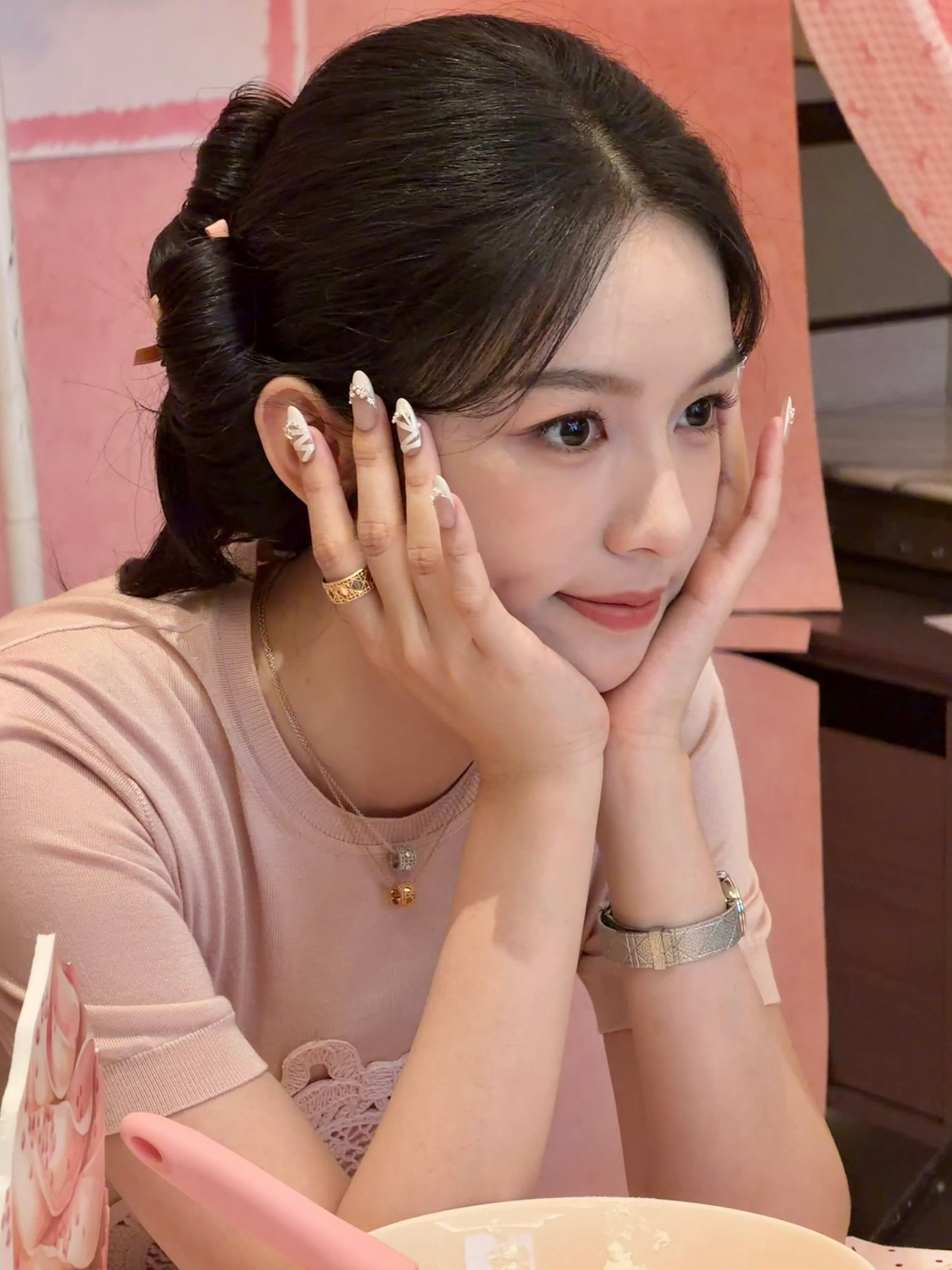 周也的美甲是芭蕾舞鞋芭比粉是如此优雅，周也这芭蕾舞鞋美甲，把粉嫩穿成了高级。🩰