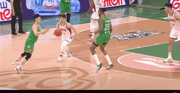 辽宁男篮外援莫兰德这个算是掩护犯规吧，裁判就在旁边也没吹罚，如果双方尺度一样那就