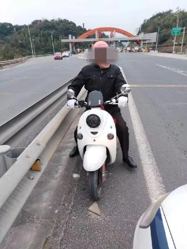 骑电动车，遇到那种路口道路修得左右分流、拦得死死的，正道绕路得绕好几公里，就差短