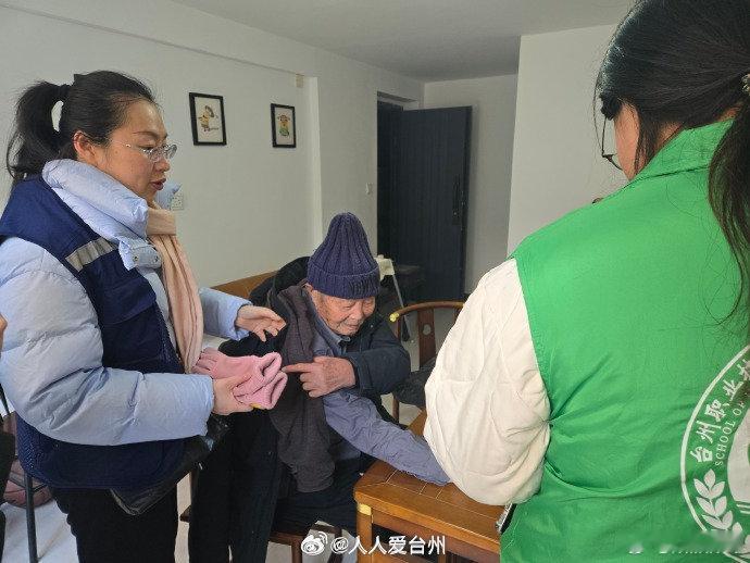 高校志愿者化身台州老人们的贴心小棉袄高校志愿者情暖台州，化身老人贴心小棉袄，暖心