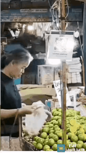 这个大妈胆子好大，越来越“厉害”呀。

一开始小打小闹偷点水果，后来开始胆子大了