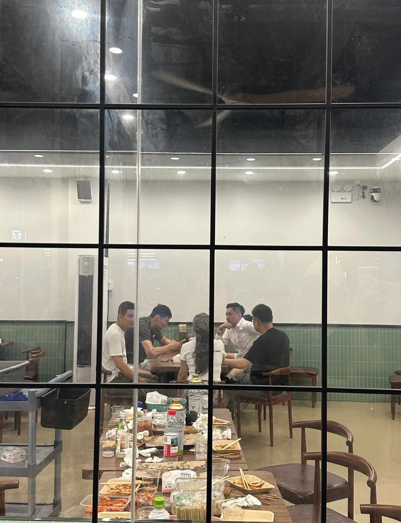 在东莞吃个烤肉就偶遇篮球星！
球星 篮球男孩 球迷 全明星 中国篮球 CBA观赛
