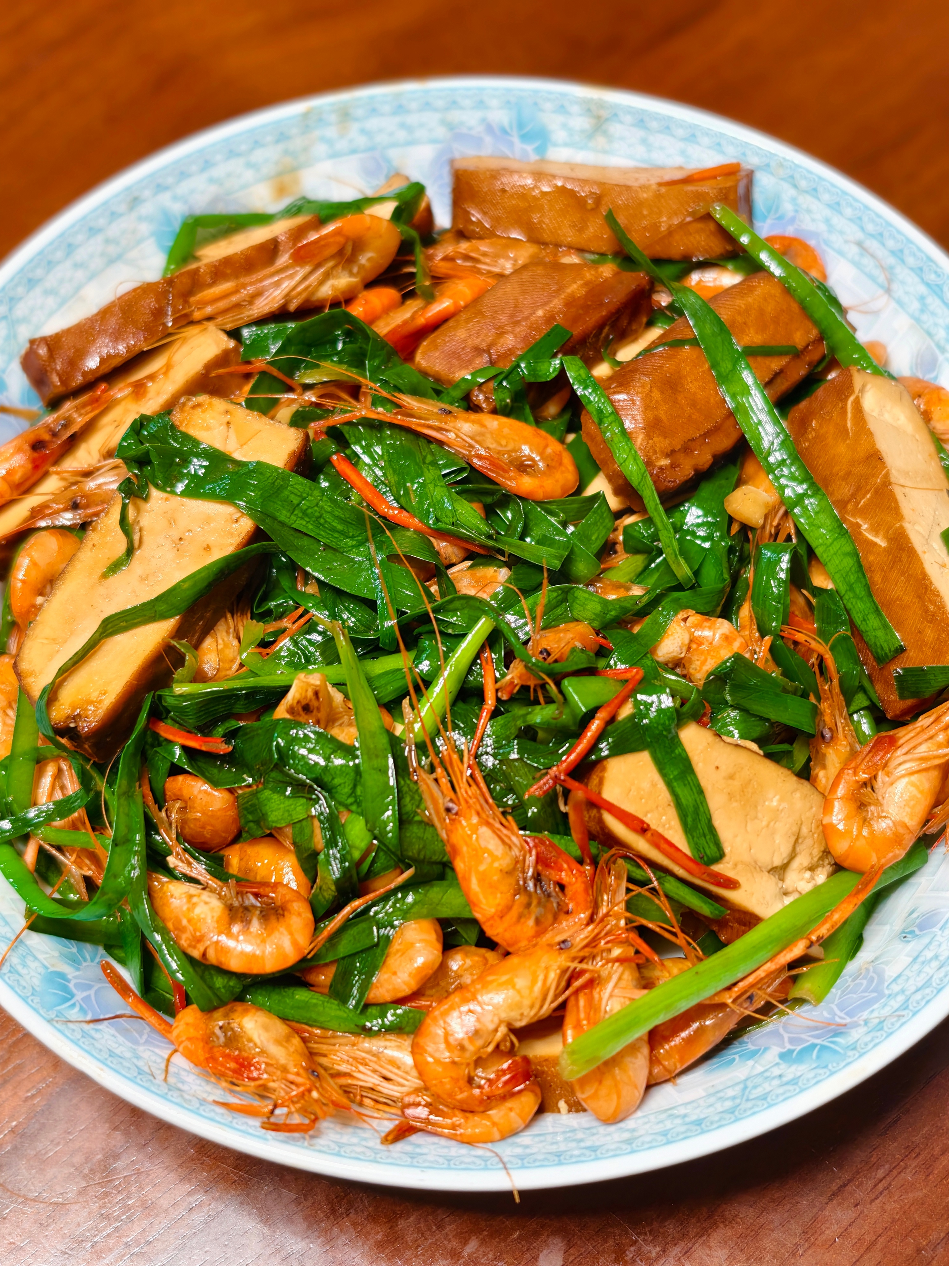 开发了个新菜：有机黄尖韭菜炒阳澄湖野生河虾配攸县豆腐香干。 