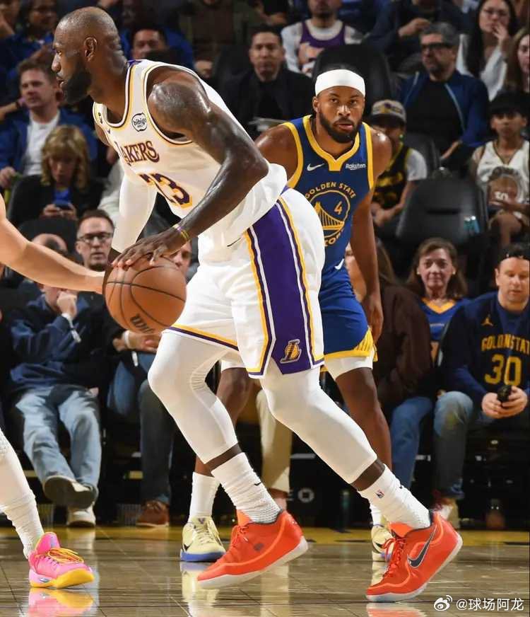 北京时间3月1日，湖人大胜勇士。这场比赛开场湖人就领先13分，很快湖人拉开到30