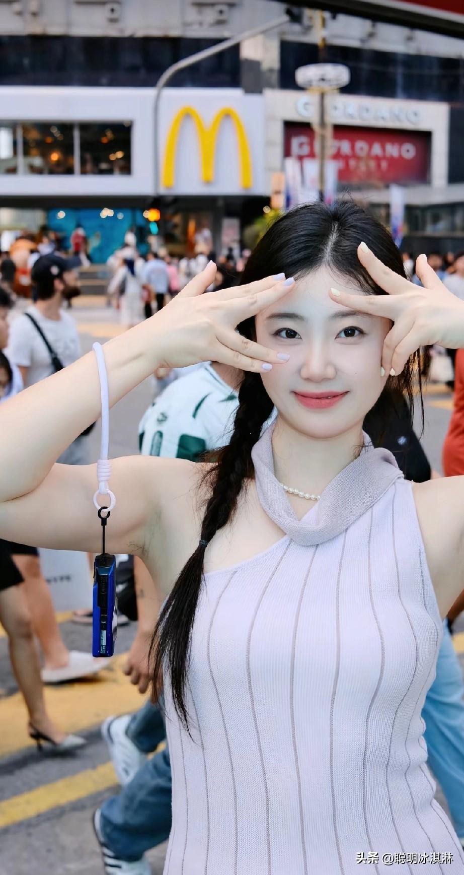 在繁华街头，用微笑和时尚装扮点亮每一天！