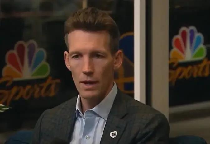 勇士队的小邓利维最近接受采访时就像个精明的商人，他说球队在交易市场上四处寻觅，想