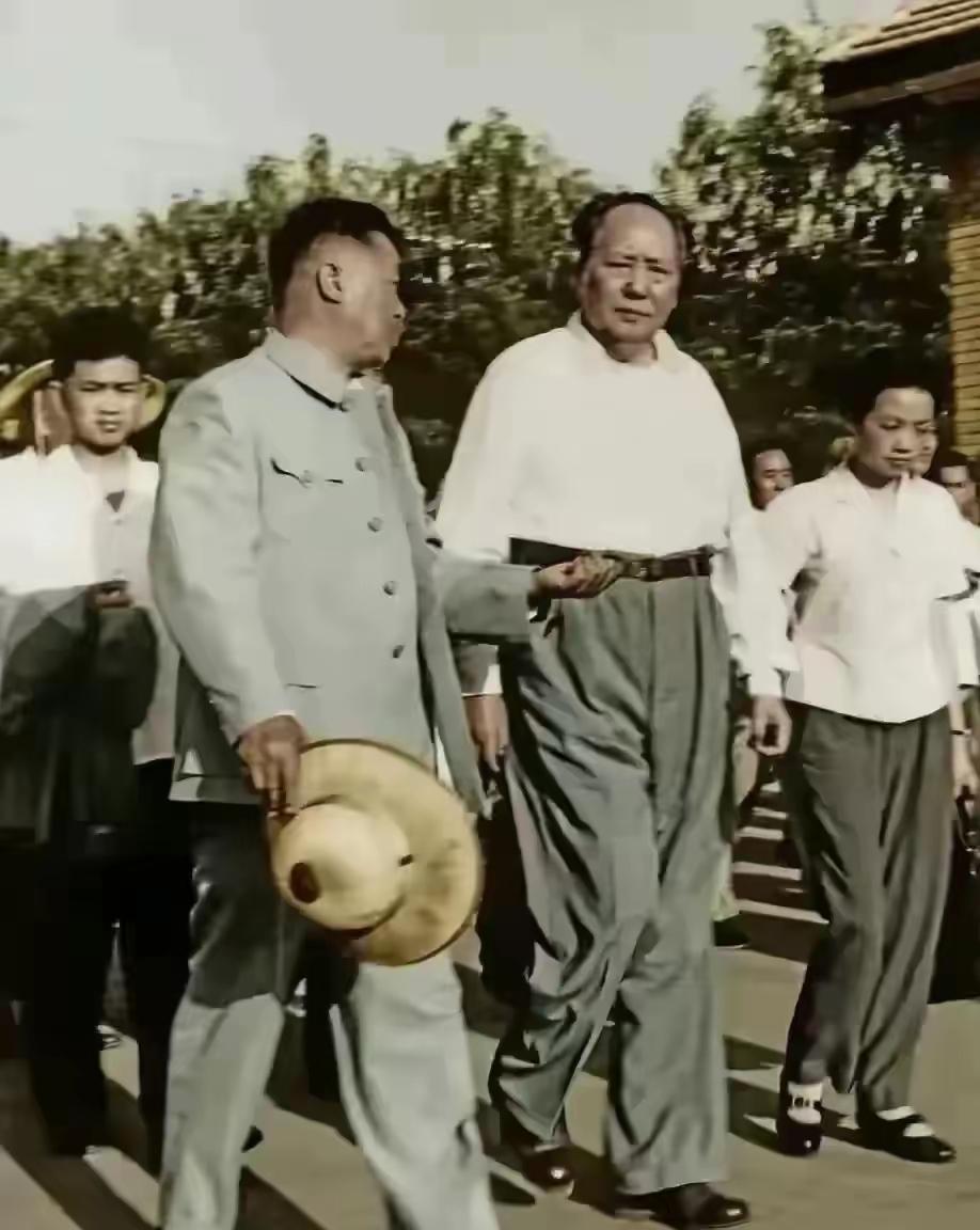 毛主席年代为啥风清气正，是因为毛主席最注重党员群众的政治思想教育工作，努力改造人