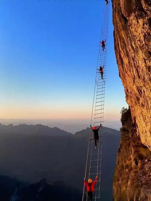 上联:坐索道心惊肉跳，
下联:登云梯胆战心寒。