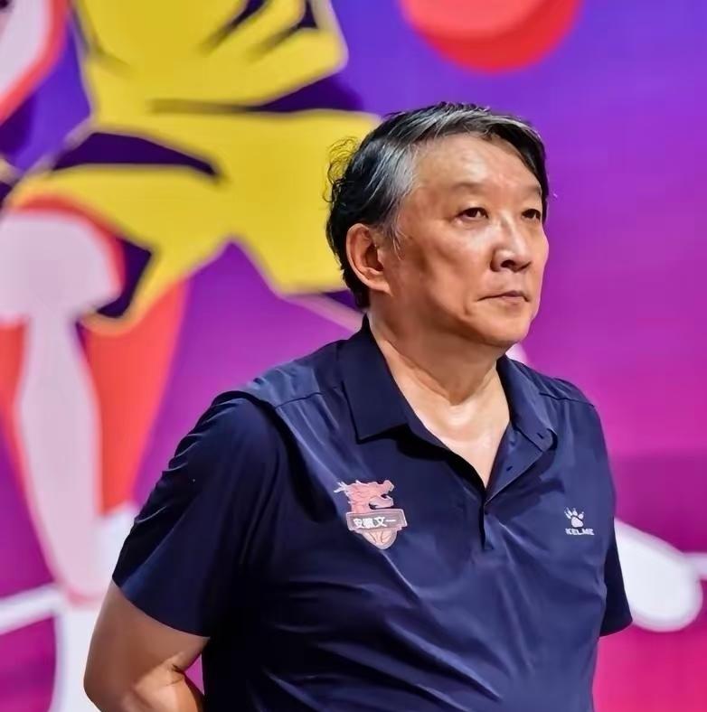 出征之前论短长-宫鲁鸣功不可没
   中国女篮在老帅宫鲁鸣的带领下即将出战女篮世