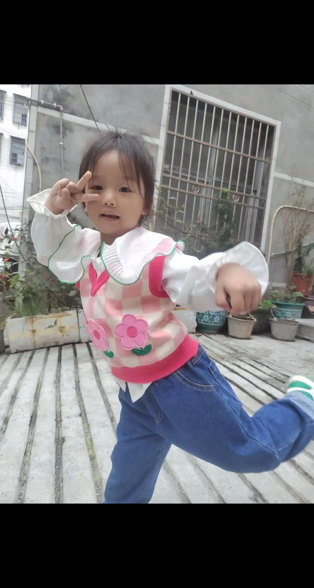 小女孩户外舞蹈 小女孩日常舞蹈 爱跳午的小女孩 小小女孩爱跳舞