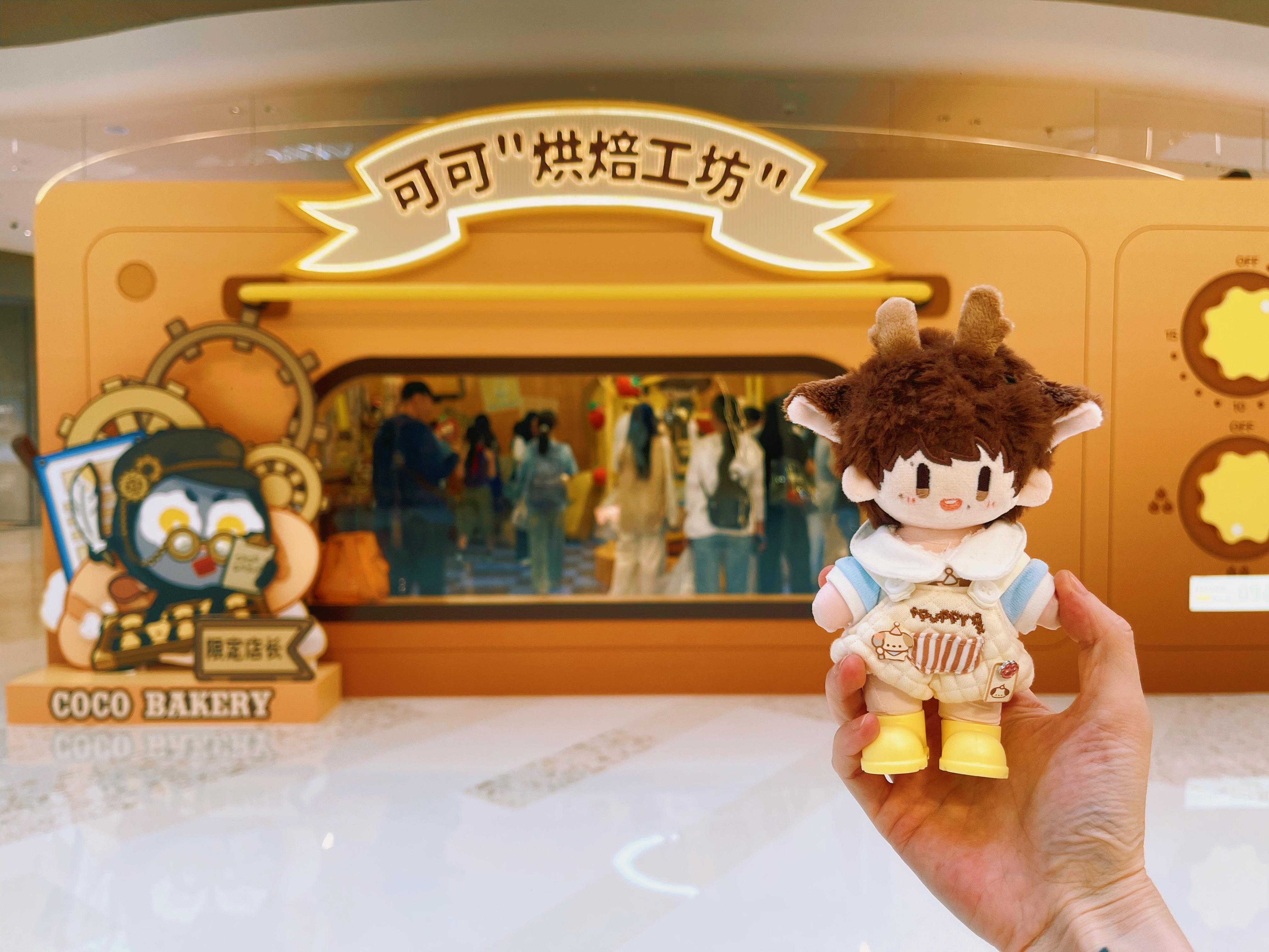 周深周深重庆演唱会 在快闪店门口看到两个外国友人特别好奇地研究了半天这个神秘的店