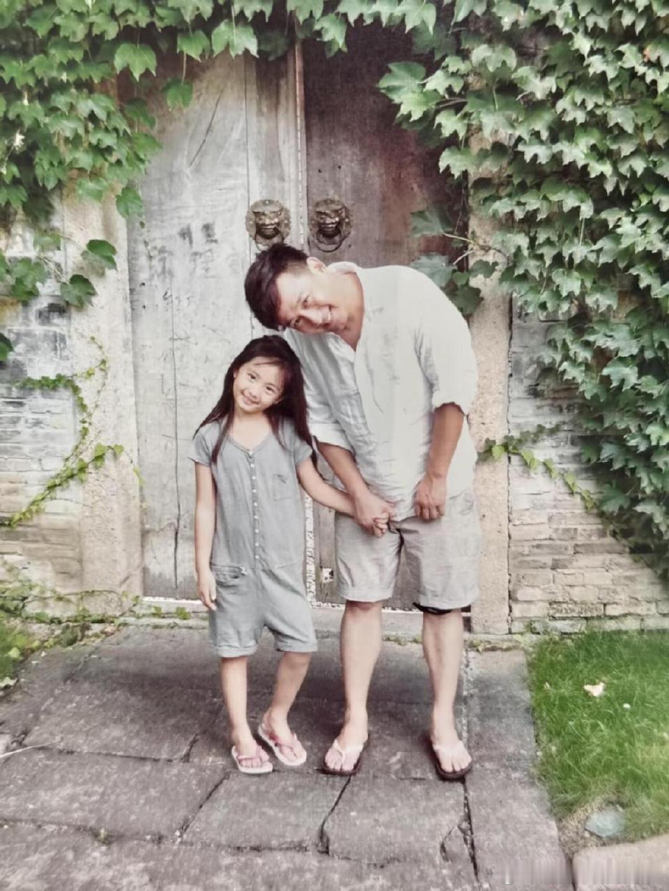 谁懂啊！多多人儿童年照好灵动，生日晒照满是温馨，幸福家庭氛围感拉满黄多多分享家庭