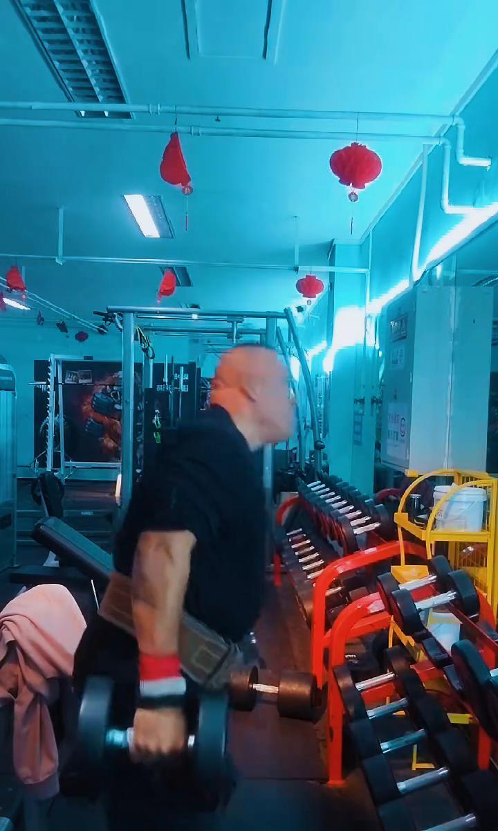 水泥袋压弯了腰，没压垮他的脊梁。
儿子在手机里刷短视频，他在脚手架上数星星。
这