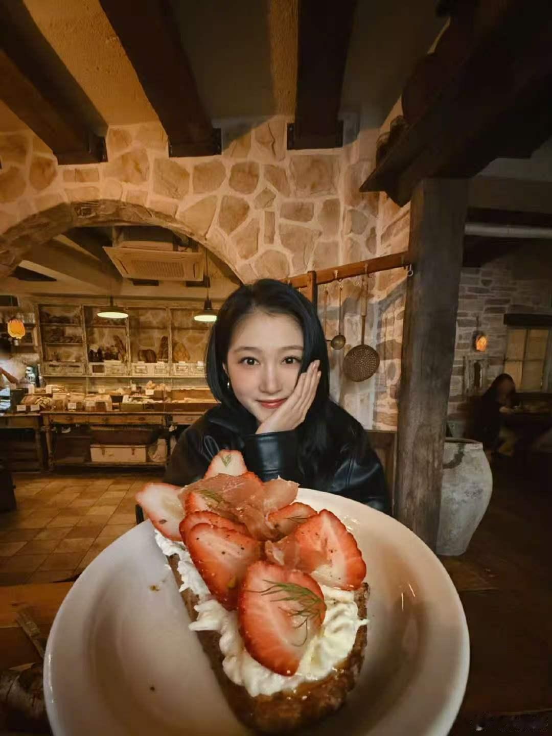 关晓彤第一口甜筒先吃关晓彤库存交换关晓彤库存交换 收到！！！就这么和粉丝聊上了 