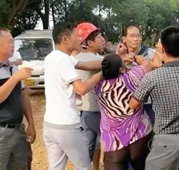 又想讹人？江苏，一男子因为施工问题与邻居发生冲突，争吵后两人不欢而散，不成想，一