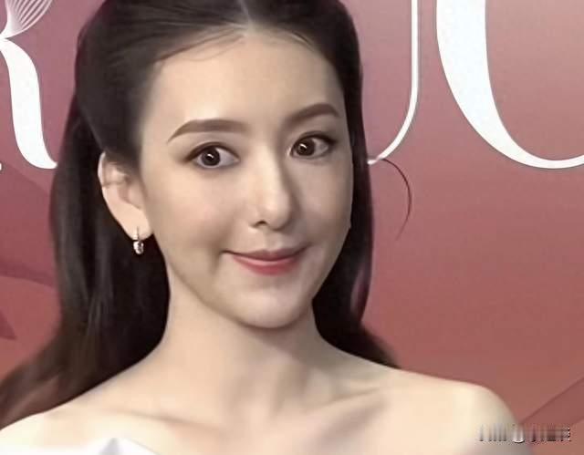 方媛接受采访，字字不离郭富城和孩子！网友：这鼻子假得像根棍子