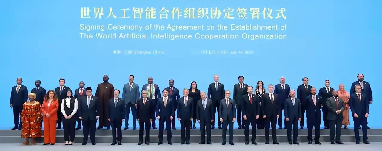这样的大合照让美国既嘲笑又气得牙痒痒。美国自恃是人工智能领域的引领者，觉得全球发